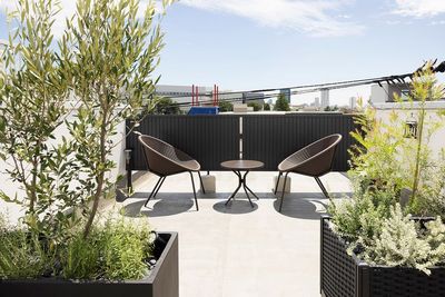 Rooftop Horizon｜屋上撮影スペース
開放感のある屋上スペース。自然光を活かした撮影から、空や夕景を背景にした撮影まで楽しめます。 - Studio Mekuru Studio Mekuru｜週末限定 撮影会・一棟貸切の室内の写真
