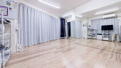 カーテンを閉めると完全個室
集中してダンスが楽しめます。 - レンタルスタジオaile(エール)　神戸三宮店　2階南スタジオ 【神戸主要駅徒歩圏内】格安でレッスンができるレンタルスタジオの室内の写真