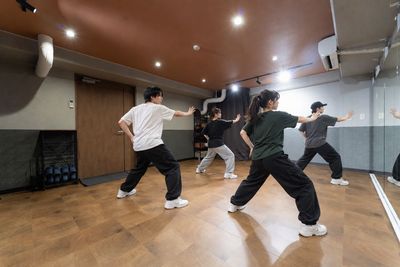 ４人のダンスをイメージ - ダンスと歌・楽器練習レンタルスタジオ　ONDO PIT ダンスと歌・楽器練習レンタルスタジオ　ONDO PIT の室内の写真