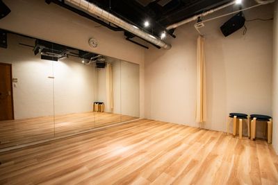 【渋谷駅徒歩1分】B106|3〜5名向け約15㎡|ダンス・ヨガ・ピラティス|ヨガマット・ブロック等無料|日曜19時〜割引中! - Studio Unius(スタジオユニアス)渋谷店