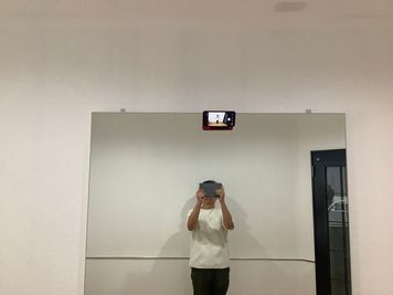 鏡の正面にマグネット式のスマホホルダー。鏡を見ながらそのまま撮影できます。 - スタジオイチコロ 個室スタジオ1｜8.65㎡・全身が映る鏡のレンタルスタジオの室内の写真