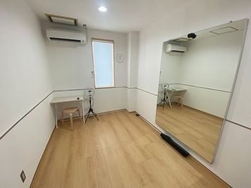 ひとりで集中できる完全個室。全身が映る鏡とリングライト、24時間利用可・無料駐車場25台【高岡市戸出】 - スタジオイチコロ