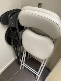 折りたたみ式の椅子が２つクローゼットにあります。 - OASIS二子玉川 レンタルプライベートスペースの設備の写真