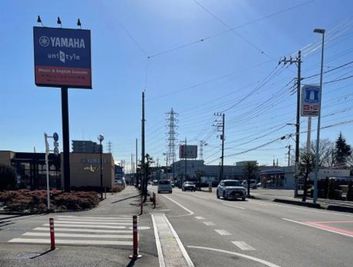 行政道路（国道463号）緑町3丁目交差点、マクドナルドのすぐ近くです。バイパス方面へ向かう途中にあります。 - ユニスタイル小手指 グランドピアノ・エレクトーン防音部屋 M4番教室の外観の写真