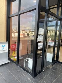 会場入口は電子ロックキーで施錠しています。ご予約時間10分前を目安に解錠致します。 - ユニスタイル小手指 グランドピアノ・エレクトーン防音部屋 M4番教室の入口の写真