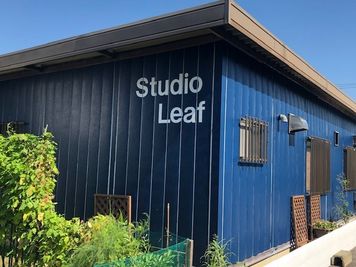 スタジオは栗木神社の斜め前にあるアパート（ビューテラス）の脇を入ったところにあります。紺色の建物です。 - Studio Leaf レンタルスペースの外観の写真