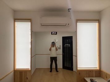 鏡の正面にマグネット式のスマホホルダー。鏡を見ながらそのまま撮影できます。 - スタジオイチコロ 個室スタジオ2｜暖色照明のある完全個室スタジオの室内の写真