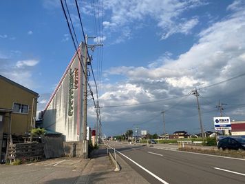 国道156号沿いの三角形の看板が目印です（以前のレストランの看板です）。その隣の白い建物がスタジオです。 - スタジオイチコロ 個室スタジオ2｜暖色照明のある完全個室スタジオの外観の写真