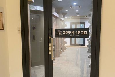 スタジオの入口の扉です。この扉から入り、廊下を進んだ先が各お部屋です。 - スタジオイチコロ 個室スタジオ2｜暖色照明のある完全個室スタジオの入口の写真