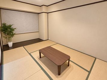 新大阪駅の東口10秒のレンタルスペース/会議室【SS新大阪】 SS新大阪1012 |  WiFi備品全無料貸出の多目的室の室内の写真