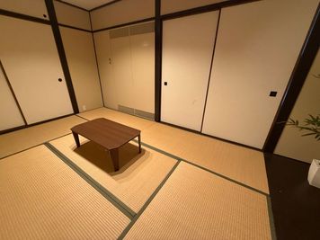 新大阪駅の東口10秒のレンタルスペース/会議室【SS新大阪】 SS新大阪1012 |  WiFi備品全無料貸出の多目的室の室内の写真
