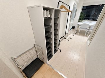 シューズラックございます（土足禁止） - 新大阪駅の東口10秒のレンタルスペース/会議室【SS新大阪】 SS新大阪1012 |  WiFi備品全無料貸出の多目的室の室内の写真