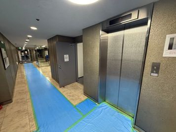 エレベーター - 新大阪駅の東口10秒のレンタルスペース/会議室【SS新大阪】 SS新大阪1012 |  WiFi備品全無料貸出の多目的室の室内の写真