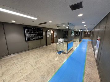エントランス - 新大阪駅の東口10秒のレンタルスペース/会議室【SS新大阪】 SS新大阪1012 |  WiFi備品全無料貸出の多目的室の室内の写真