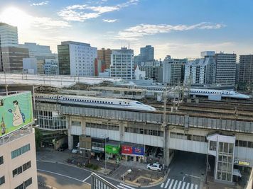 新大阪駅の東口10秒のレンタルスペース/会議室【SS新大阪】 SS新大阪1012 |  WiFi備品全無料貸出の多目的室の室内の写真