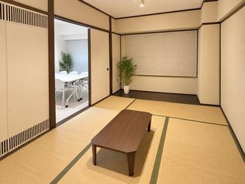 新大阪駅の東口10秒のレンタルスペース/会議室【SS新大阪】 SS新大阪1012 |  WiFi備品全無料貸出の多目的室の室内の写真