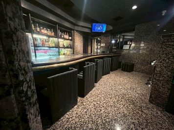 カウンター席　PARTY利用時はドリンクカウンターとして - luxury BAR Kawasaki【難波/心斎橋/日本橋】の室内の写真