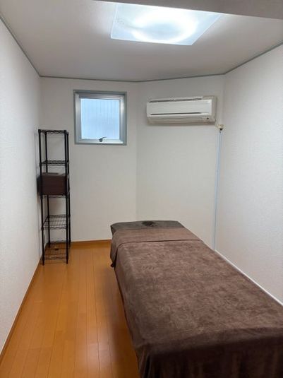 貸し出し個室の全景。 - リラクゼーションサロン　晴-hale- 麻布十番駅徒歩４分完全個室レンタルサロン　施術ベットエアコン完備の室内の写真