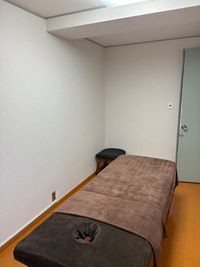 施術ベットの状態 - リラクゼーションサロン　晴-hale- 麻布十番駅徒歩４分完全個室レンタルサロン　施術ベットエアコン完備の室内の写真