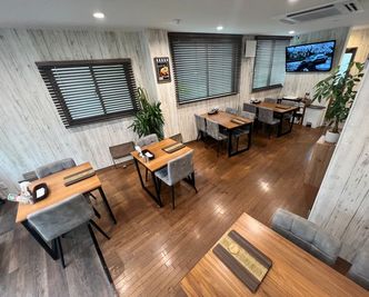 S'EED cafe & restaurant 55インチTV＆高速Wi-Fi完備のレンタルスペースの室内の写真