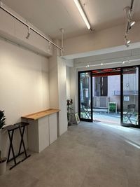 ガラス戸の大きな入口なので外から店内が見えます。 - レンタルスペース「Historia」 ミニキッチン付きのレンタルスペースの室内の写真