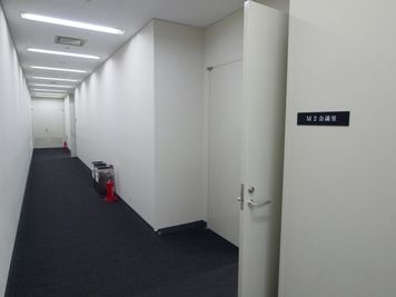 大阪会議室 大阪御堂筋ビル貸し会議室 M2会議室（地下4階）の入口の写真
