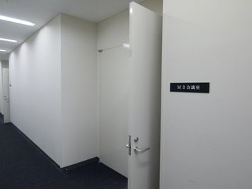 大阪会議室 大阪御堂筋ビル貸し会議室 M3会議室（地下4階）の入口の写真