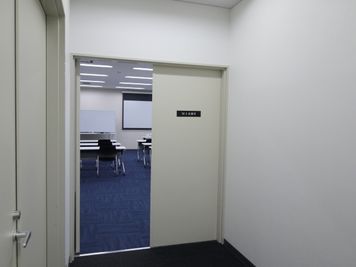 大阪会議室 大阪御堂筋ビル貸し会議室 M4会議室（地下4階）の入口の写真