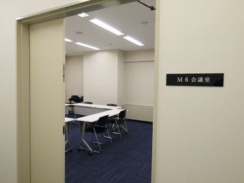大阪会議室 大阪御堂筋ビル貸し会議室 M6会議室（地下4階）の入口の写真
