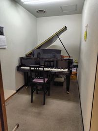 S3教室内グランドピアノ1名 - サンピアザセンター グランドピアノ防音部屋 S3教室の室内の写真