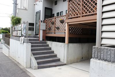 自宅の１階がスタジオです
車庫も有　1台可
　（但し車高の低い車）
 - スタジオKaveri 東林間 レンタルスタジオの入口の写真