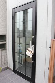 階段上がって奥のドアが入り口です - スタジオKaveri 東林間 レンタルスタジオの入口の写真