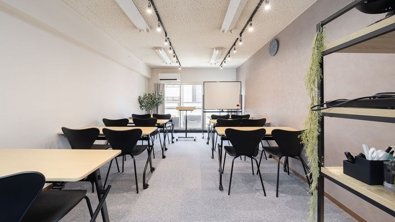 ２人がけの机が7台、椅子が20脚設置してます。使用用途によって組み合わせると色々な使用用途に対応可能です。 - 新宿御苑貸し会議室GLAD 新宿御苑1分貸し会議室GLADの室内の写真