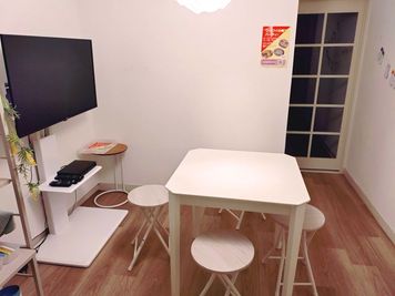 入室時はダイニングがあり、その向こうに居室スペースがあります。
リーゾナブルな価格で広々とした空間をゆったりと使えます。 - レンタルスペース ワイワイ元町 ワイワイの実レンタルスペース ワイワイ元町の室内の写真