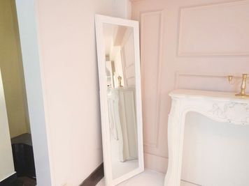 コーデを撮影できる、全身鏡もございます◎ - milk studio 日本橋店 ピンク・クラシック🩰🪽の室内の写真