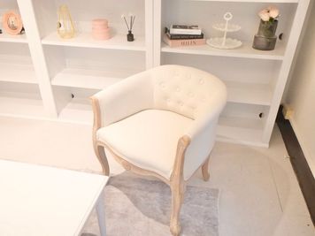 ピンクの一人がけソファも🎀 - milk studio 日本橋店 ピンク・クラシック🩰🪽の室内の写真