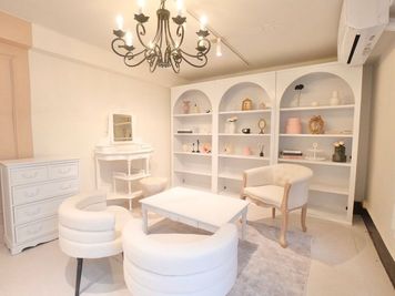 家具も複数ご用意！ - milk studio 日本橋店 ピンク・クラシック🩰🪽の室内の写真