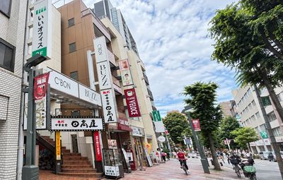 同じ建物に日高屋とがってん寿司が入ってます - いいオフィス浦和 1名個室（ブース16）の外観の写真