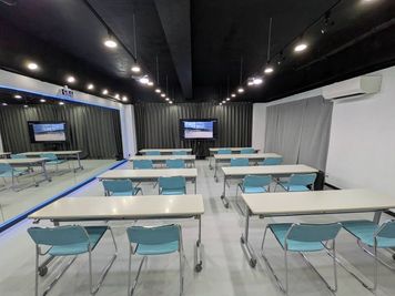 長テーブル、イス無料利用可♪ - レンタルスタジオ大橋南の室内の写真
