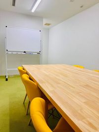 テーブル席とホワイトボードの配置がわかる室内写真です。 - セルフカフェ池下店 セルフカフェ池下店 6名個室の設備の写真