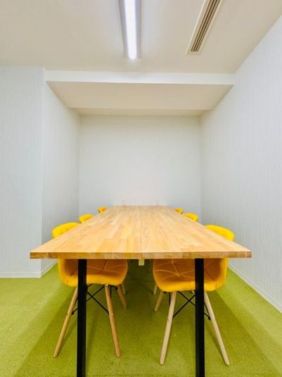 6名で利用できる完全個室。会議・打ち合わせ・自習にご利用いただけます。 - セルフカフェ池下店 セルフカフェ池下店 6名個室の室内の写真