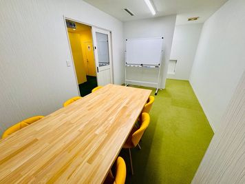 室内にホワイトボードを備えています。 - セルフカフェ池下店 セルフカフェ池下店 6名個室の設備の写真