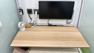 21.5インチモニター。個室の広さと画面までの距離に合わせた、見やすく圧迫感のないサイズです。

 - いいオフィス高田馬場 by I・SPACE SタイプNo.03｜防音個室・スピーカーOK｜テレワークに最適の室内の写真