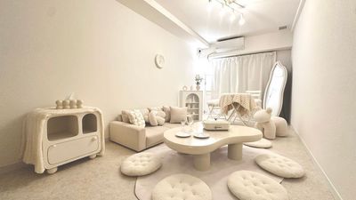 クルムハウス新宿2丁目(Kurumu House 2) 推し活・女子会・撮影｜白基調の韓国風空間・大画面プロジェクターの室内の写真
