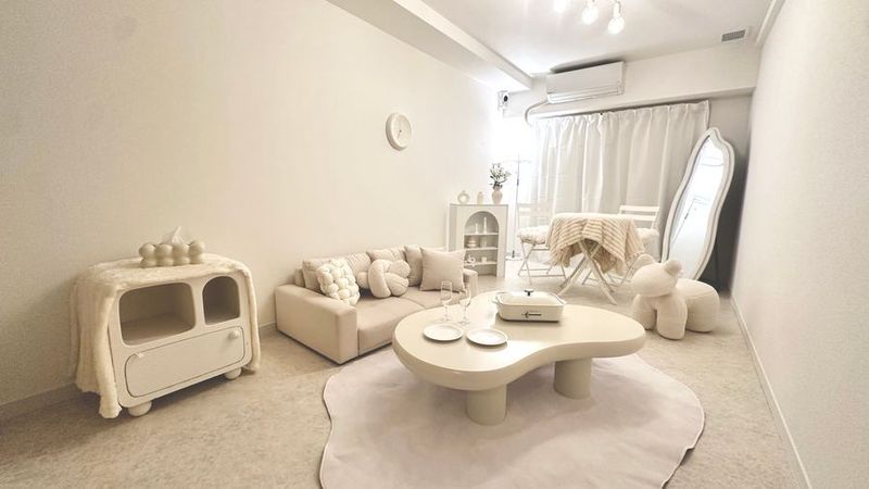 クルムハウス新宿2丁目(Kurumu House 2) 推し活・女子会・撮影｜白基調の韓国風空間・大画面プロジェクターの室内の写真