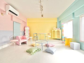 【日本橋】自然光たっぷり🪟パステルカラーのお部屋🩷🩵韓国風インテリア小物|水色ドア撮影|女子会|推し活|ポートレート - milk studio 日本橋店