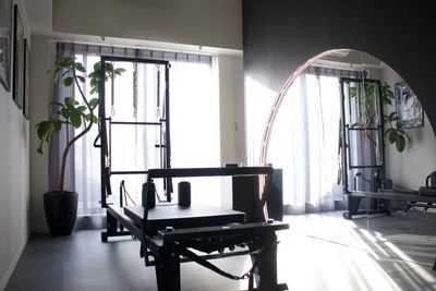 自然光が入るスタジオ - Amiely ピラティス × エステサロン 表参道 リフォーマー/チェア/施術ソファ完備！ピラティス×エステサロンの室内の写真