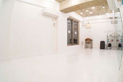 白を基調としたシンプルな室内。K-POPのコピーダンスやオーディション前の自主練習などにご活用いただけます。 - スタジオキャンパス高田馬場 ダンススタジオB｜20㎡・鏡完備の室内の写真