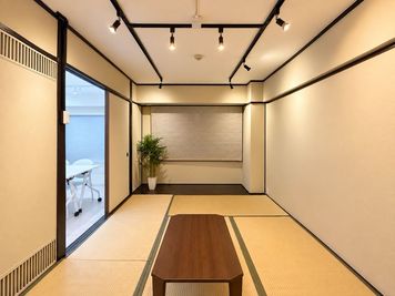 新大阪駅の東口10秒のレンタルスペース/会議室【SS新大阪】 SS新大阪1012｜和室付き会議室（控室・分室あり）の室内の写真