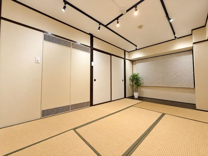 SS新大阪1012 | WiFi備品全無料貸出の多目的室 - 新大阪駅の東口10秒のレンタルスペース/会議室【SS新大阪】